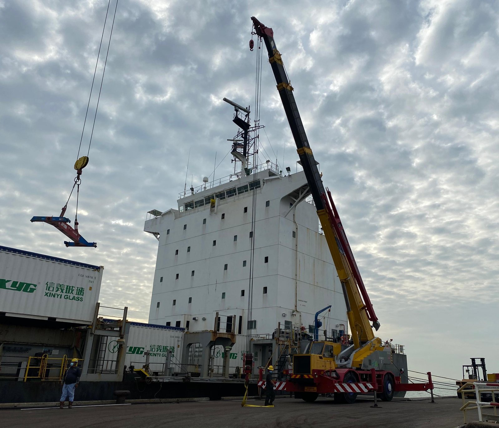 Job Supply Crane 45 Ton & Rental of Generator 220kva for MV Sentosa Trader Shipping Container